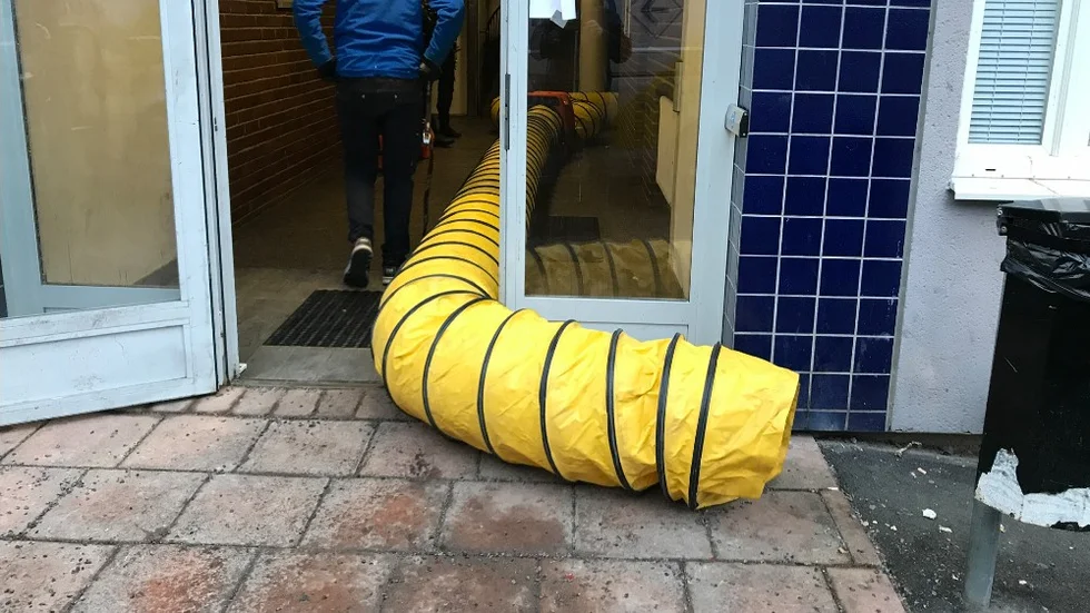 Ett saneringsbolag har börjat arbetet med sanera trapphuset.
