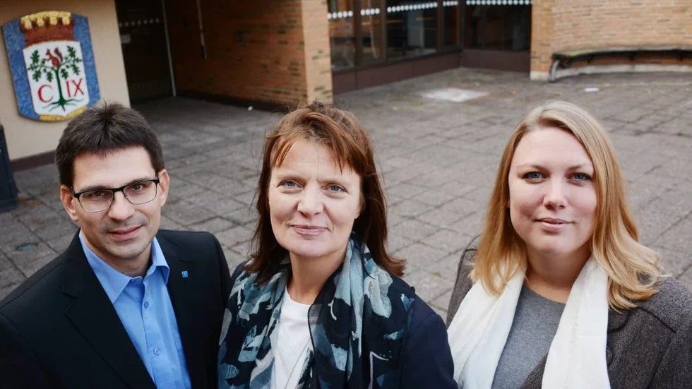 Kommunens arvoden till politikerna höjs med 2,2 procent från och med årsskiftet. Kommunalrådet Ingela Nilsson Nachtweij (C) i mitten får ett arvode på rygt 60 000 i månaden. Marie Nicholson (M) t.h får strax över 48 000 kronor för sina uppdrag och Ola Gustafsson (KD) 43 350 för de tre uppdragen han tar vid i januari.