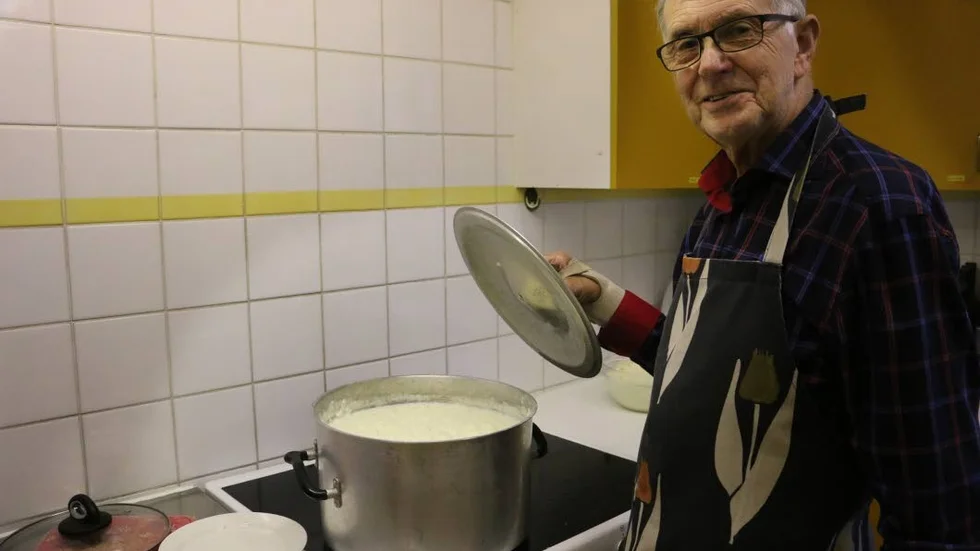 Massor av gröt.  Lennart Juthe lyfter på locket och rör om i grytorna.