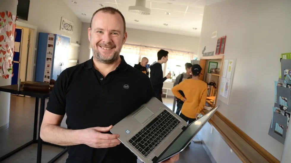 Fritidsledaren Tobias Siverholm är nöjd över att Värgårdsskolans elever känner sig mindre stressade, men han ser att arbetsron är något som skolan behöver jobba mer med.