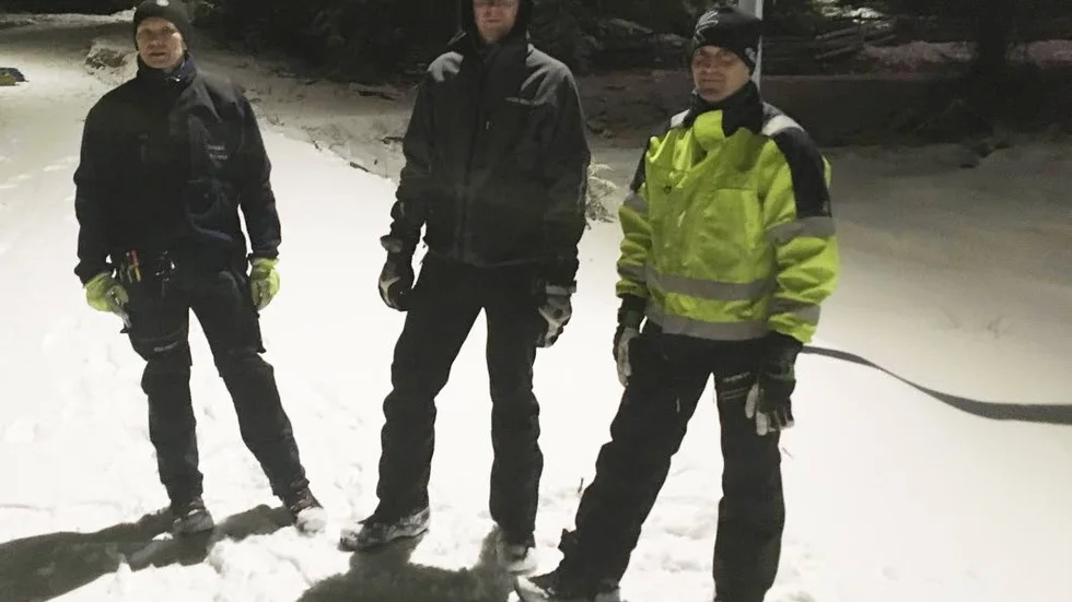 Benny Sjåstad, Oskar Berg och Michael Sjöberg kan efter många timmars snöjobb ge klartecken, till helgen öppnas skidspåren i Virserum.
