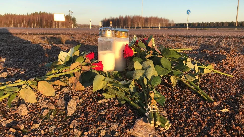 På olycksplatsen hedras den omkomne mannen med ljus och blommor.