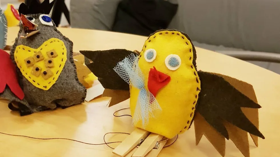 Både barn och vuxna sydde kraxor.