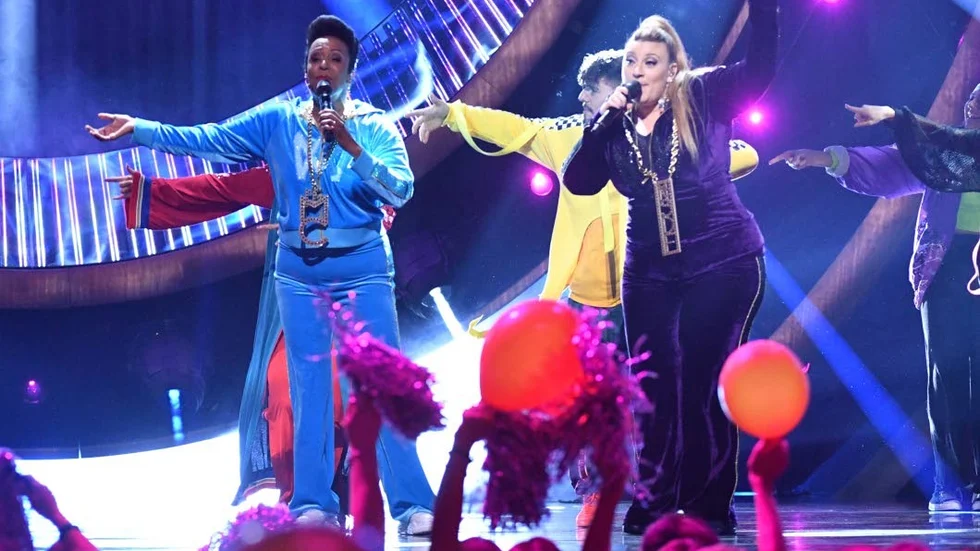 Programledarna Marika Carlsson och Sarah Dawn Finer battlar under Melodifestivalen deltävling två i Malmö Arena i lördags.