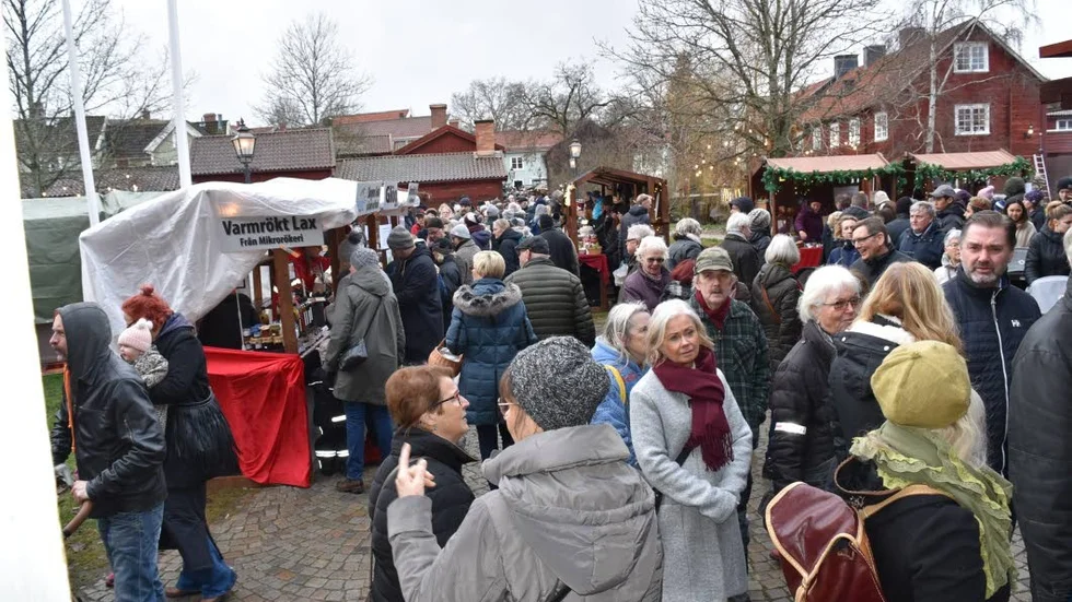 Eksjö julmarknad fylls av besökare från första stund och pågår i två dagar.