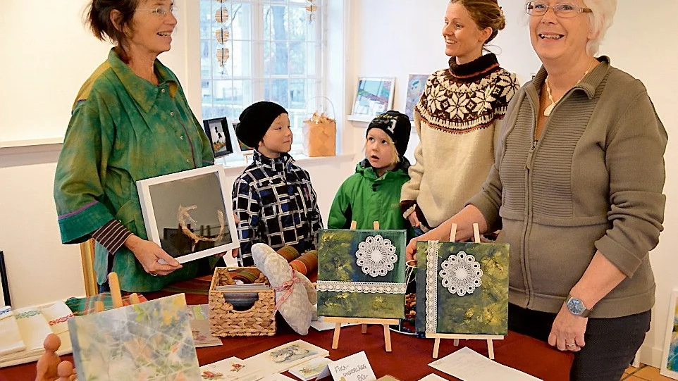 Ewa Olsson, Malte Fredriksson, Casper Jakobsson, Anna Thallin och Inger Adolfsson förbereder inför julmarknaden, som öppnar i dag och pågår i två veckor framöver.