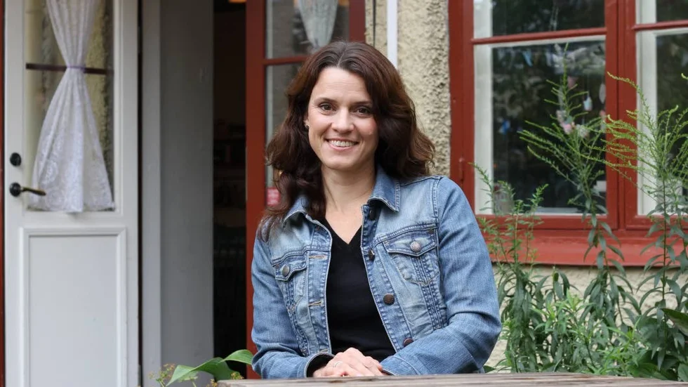 Katarina Genar, född 1973, bor och verkar i Linköping. Hon författaredebuterade 2010 med barn- och ungdomsboken "En hemlig vän".