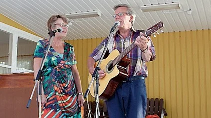 Irene och Roberth Johansson sjöng och spelade musik.