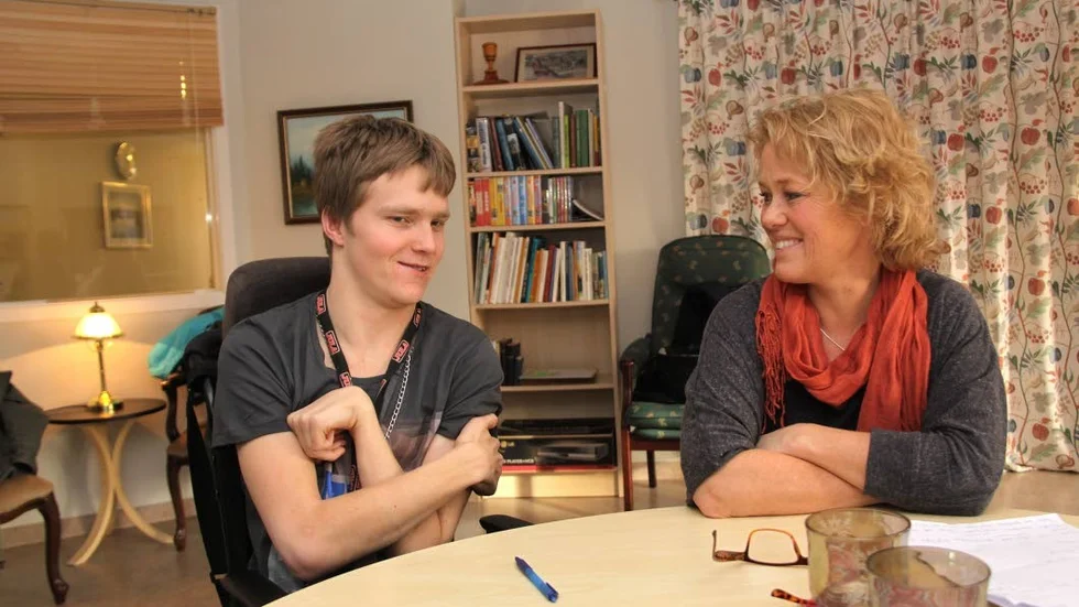 Förtroende. Fredrik Hultman trivs tillsammans med Agneta pettersson, handledare inom Kinda kommuns dagliga verksamhet.