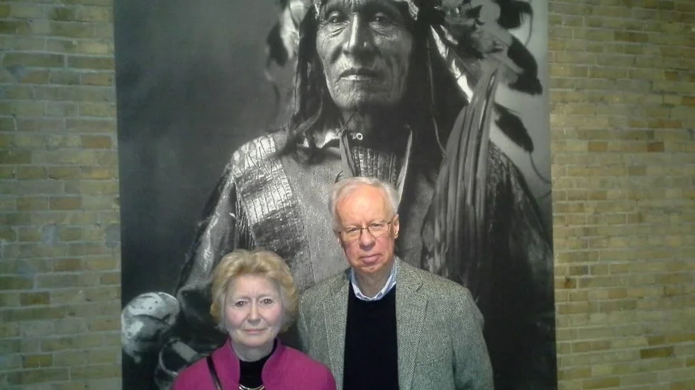 Eldsjälar. Eva Andersson och Claes-Håkan Jacobson framför ett av de mäktiga porträtten i sioux-utställningen.