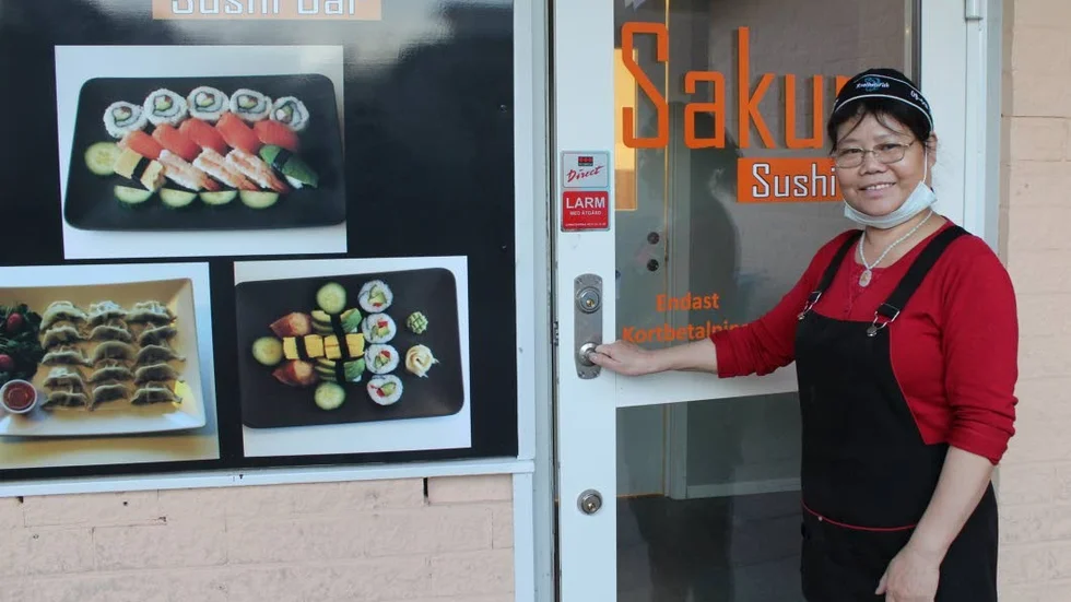 Aizhen Liang ska laga sushi i Lambohov.
– Folk är väldigt glada att vi har öppnat och det är jätteroligt, säger hon.