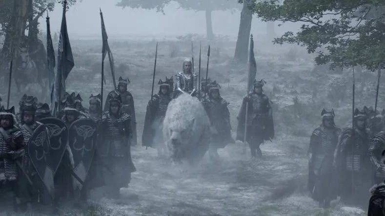 När den elaka drottningen Ravennas yngre syster, Freya (Emily Blunt), får kännedom om var den magiska spegeln finns, lämnar hon sitt kalla rike för att lägga beslag på den.
