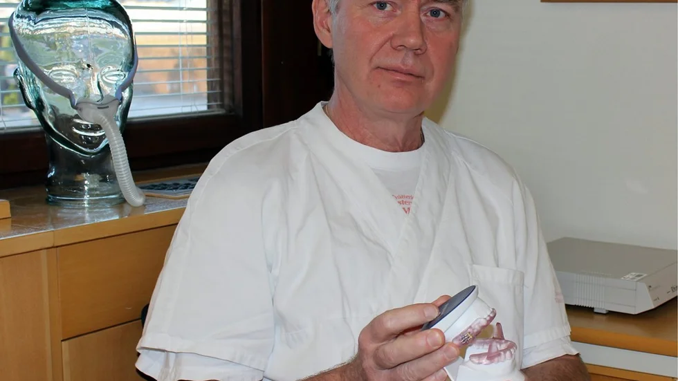 Sven Tylstedt, basenhetschef öron-näsa-halskliniken på Västerviks sjukhus, visar en apnéskena som används nattetid för att öppna upp svalget så att luft lättare ska kunna passera. Till vänster en så kallad CPAP, en mask som skapar ett lufttryck som håller andningsvägarna öppna. Foto: Lena Dahlberg