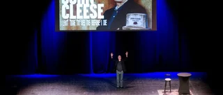Fullt hus för sliten Cleese