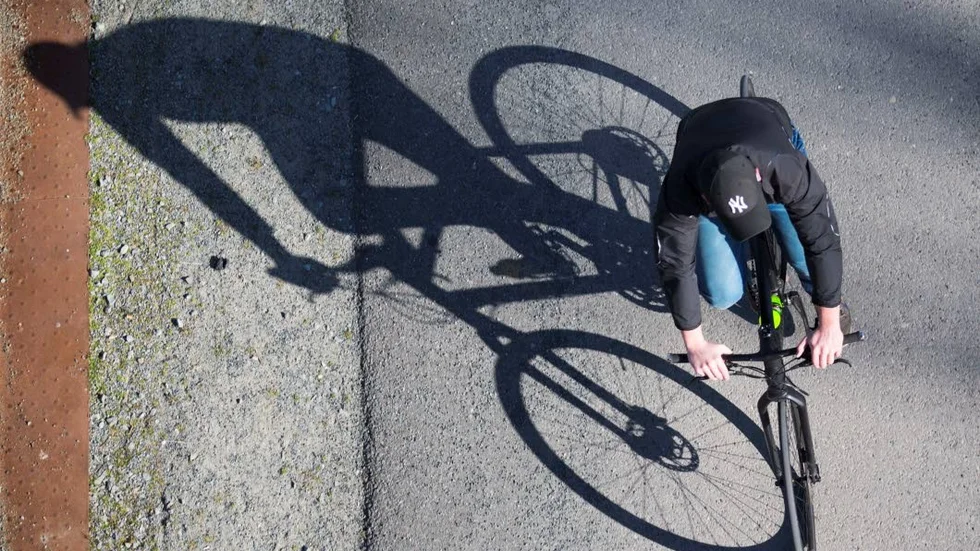 Får man vara berusad när man cyklar? Polisen svarar.