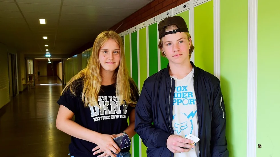 Emma Jigsved och Albin Knutsson tycker att det är bra att lektionerna är mobilfria. Foto: Elin E Elmström