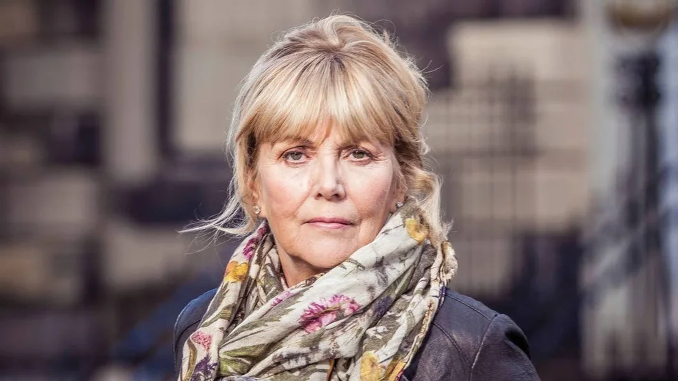 Kate Atkinson, född 1951, har  sedan debuten 1995 med" I museets dolda vrår" skrivit flera uppmärksammade romaner.