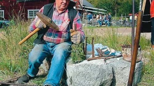 Wåge Johansson visade hur man tog itu en sten för hand förr i tiden.