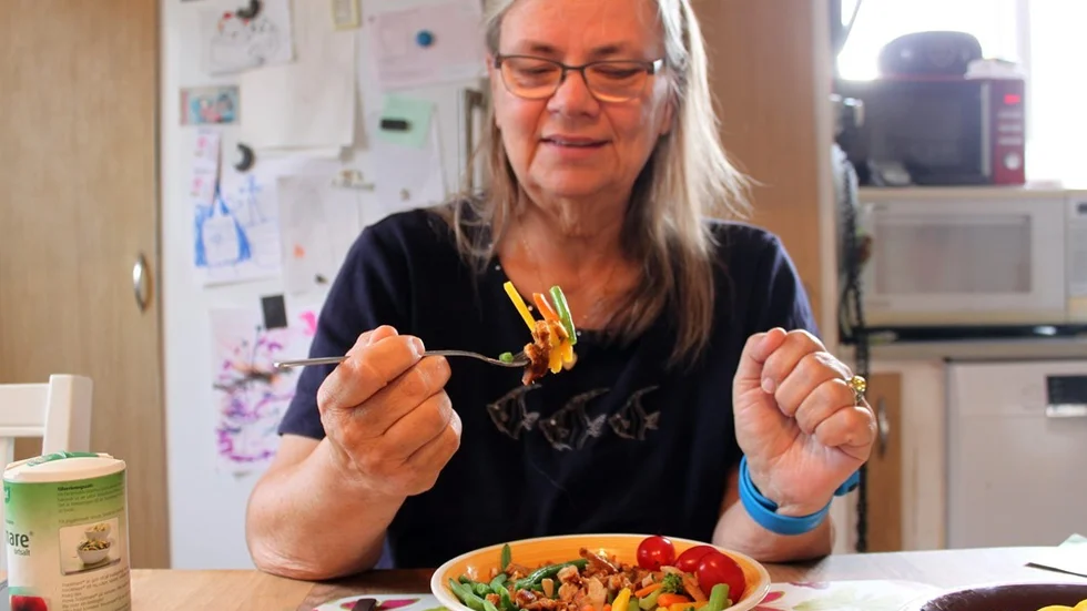 Eva har hittat sina egna knep att hålla sig mätt och belåten. En varm frukost med mycket grönsaker istället för fil och mackor ger få kalorier.