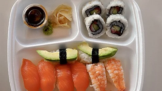 Sakura Sushi Bar fokuserar på avhämtning.