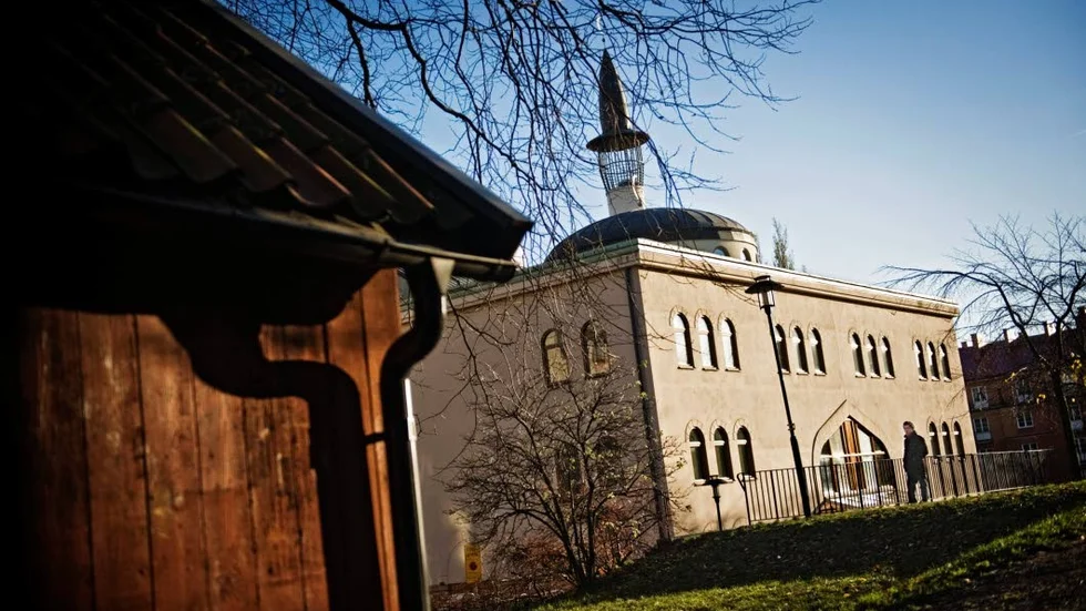 Stockholms moské.
Moské och Falu rödfärg. I ett pluralistiskt samhälle måste vi tåla stora kulturella olikheter.