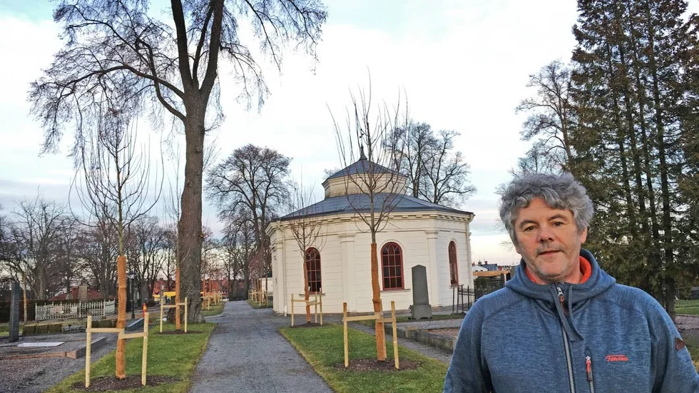 Göran Svensson är kyrkogårdsansvarig och berättar att det var sju gravar som drabbades av lördagens skadegörelse på Gamla kyrkogården. 