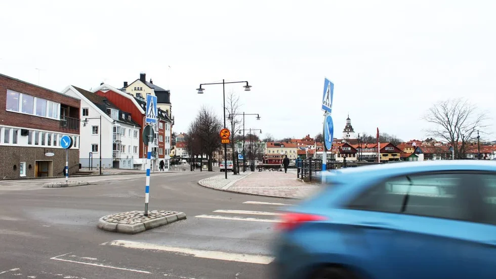 Strandvägen. Nu inleds arbetet med nya räcken över Lilla Strömmen. Det påverkar trafiken under sammanlagt fem dagar.