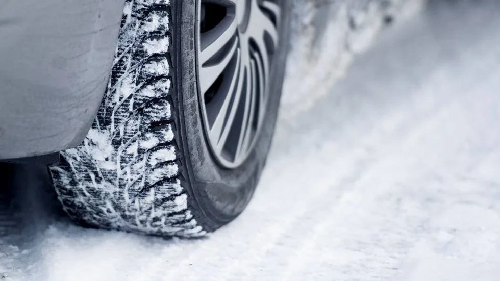 Snön lockar till bilrace och sladdning på centrala gator. Det vill polisen få stopp på.