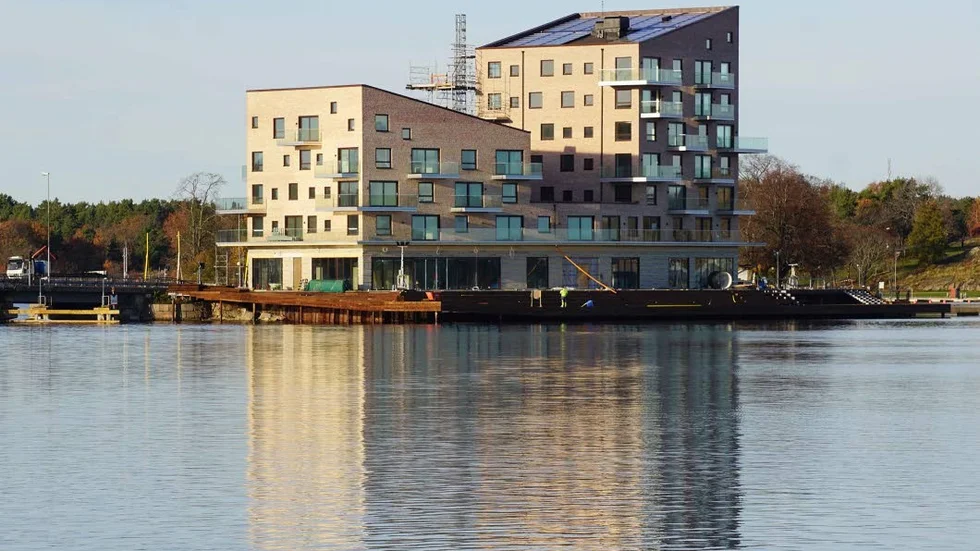 Snart klart. Om ungefär en månad kan de som köpt lägenheter i Slottsholmen flytta in. Bolaget Alm Equity säger att det kan bli enklare att sälja resterande lägenheter när huset är klart.