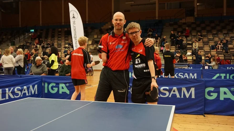 MEDALJ. Henrik Sandbladh och Oskar Tuvesson från Väster tog brons i dubbel i elitklassen i Stockholm Para-Games.