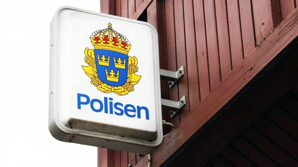 En man med koppling till den misstänkta butikstjuven greps utanför polishuset på tisdagen.