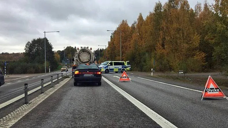 En person omkom och flera skadades vid den svåra trafikolyckan på riksväg 50 norr om Motala på onsdagsförmiddagen.
