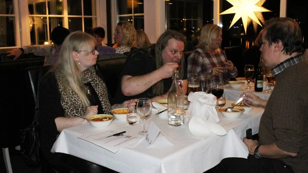 Susanne Berglund, Hans Sukis och Markku Korsberg smakar av tävlingsbidragen och kan inte peka ut vilken soppa som är ungersk respektive svensk.