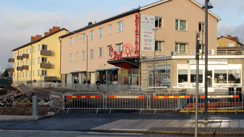 Närmaste månaderna efter ledigheten kommer stenläggning och asfaltering göras fram till nya torget vid bion.