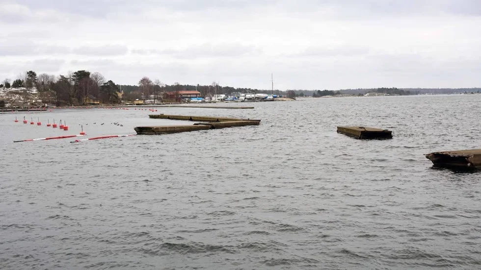 Promenadstråk? En kombinerad promenadväg/vågbrytare över vattnet har nämnts som en idé. Debattören Inger Wiman undrar om det finns löften om att kommunen ska bygga stråket.