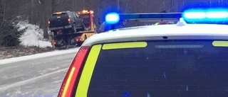 Bil voltade på riksväg 34