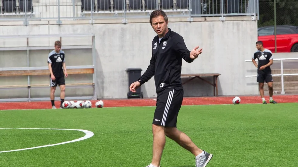 Maiftränaren Christer Persson nötte på detaljer på fredagsträningen inför mötet med serieledande Haninge.