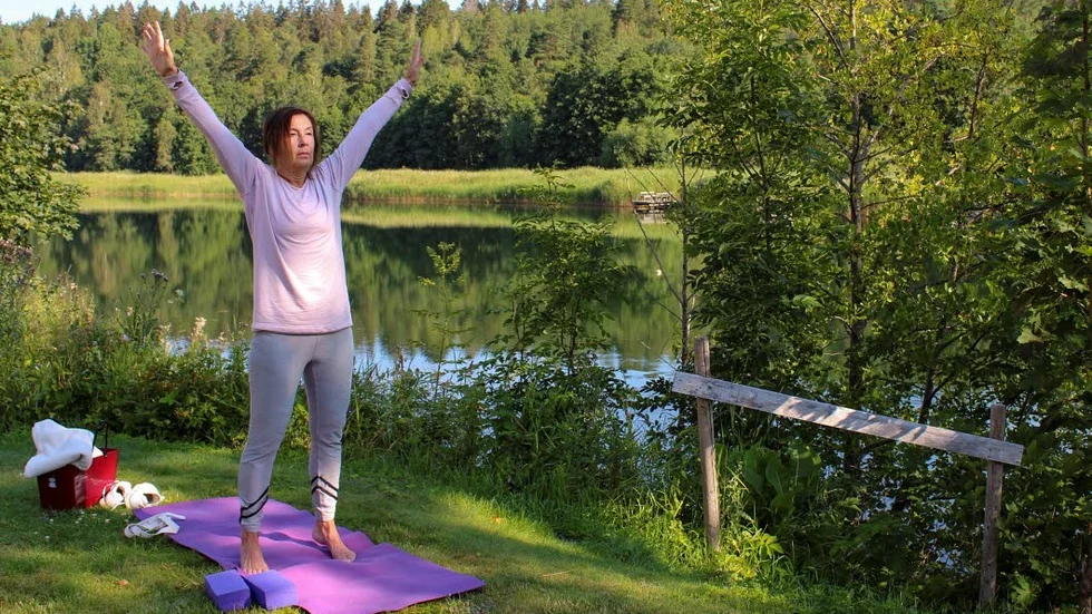 Deltagarna utövar yoga till utsikten av Motala ström.