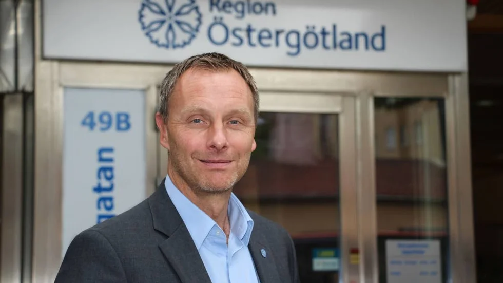 Trots ett 60-tal stängda vårdplatser och stor brist på sjuksköterskor råder det inte någon vårdkris i Östergötland, enligt Krister Björkegren.