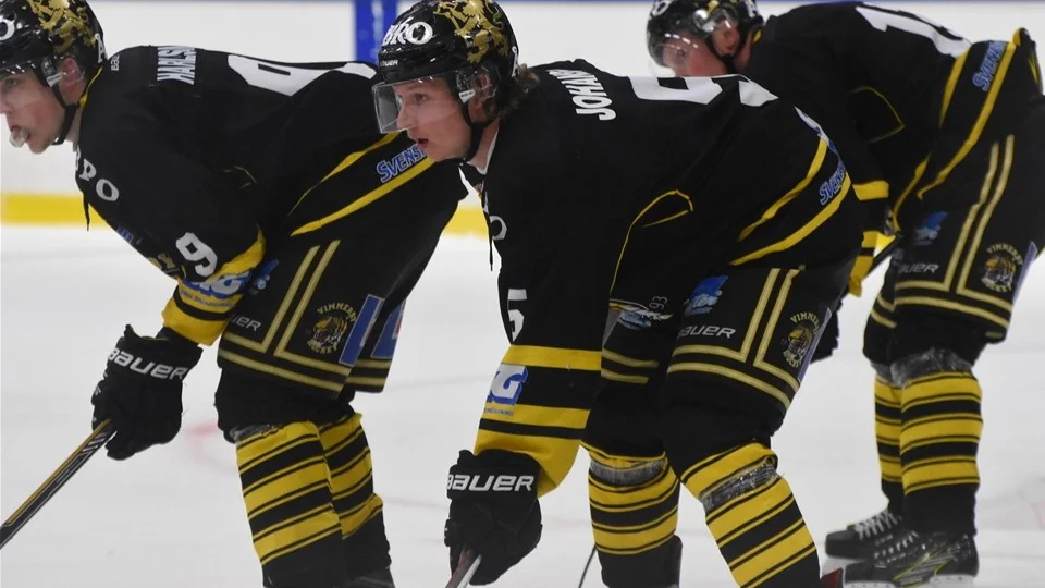 Vimmerby Hockeys succéback Kalle Johansson tror hårt på sitt lag och att en vändning är möjlig mot Kristianstad. Seger i kväll och seger i morgon är dock ett måste för att fixa en plats i den allsvenska kvalserien.