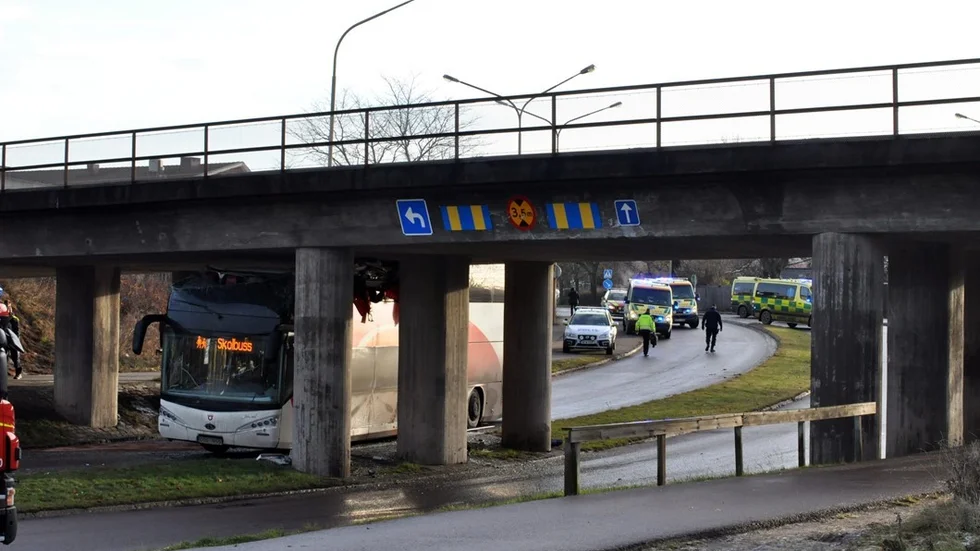 Övre delen av skolbussen trycktes in när den körde in i järnvägsbron.