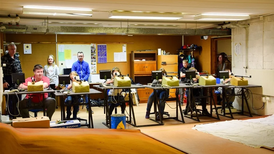 Inomhusskyttet är populärt bland ungdomarna i bygden. Foto: Morgan Karlsson