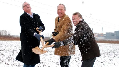 Tjälen gjorda att Paul Lindvall, Hans Hassle och Anders Jonsson enbart fick upp lite snö på trippelspaden. Foto: Oliver Swärdh
