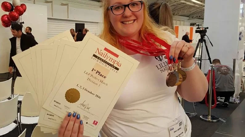 Europamästare. Nu ska Emelie Jonsson hänga sina medaljer och diplom i salongen.