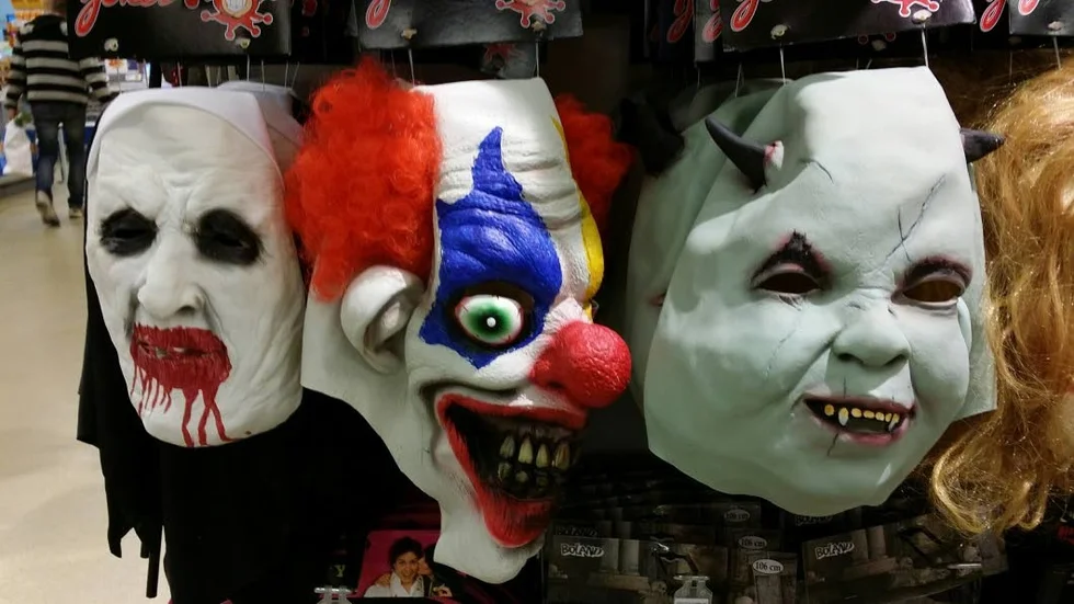 Det råder inget ökat intresse för den här clownmasken på City Gross i Mantorp.