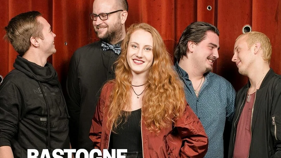 till mig 
Bandet Bastogne har gått vidare till Göteborgsfinal i världens största festival för osignade band. Från vänster Alexander Bram, Gustav Ståhlbom, Nellie Strand (Vimmerby), Andi Beuca och Timmy Andersson (Vimmerby). Foto: Emerganza