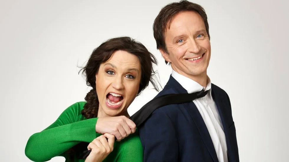 Talande bild. Petra Mede och Fredrik Sahlin tramsar mest i nya talshowen om film,"Dolly".