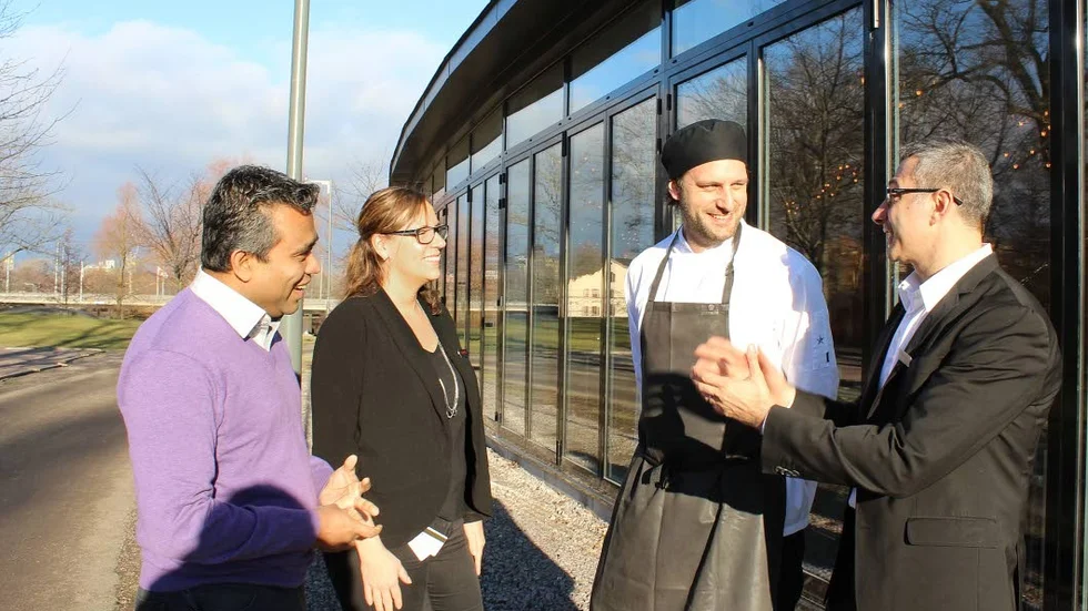 Hotellcheferna Roshan Malalatunga och Emma Wall, köksmästare Jakob Edenblad och restaurangchef 
Carmelo Leone framför verandan som redan används, men invigs officiellt 16 februari.