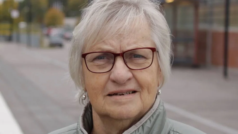 "Jag fick höra att det går fler tåg", säger Carin som är arg och ledsen på SJ.