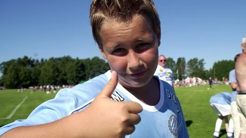Tummen upp för premiärmålet. Råå IF:s Robin Bermudas är killen som prickade in det allra första målet i Bullerby Cup 2008. Foto: Janne Strömsten